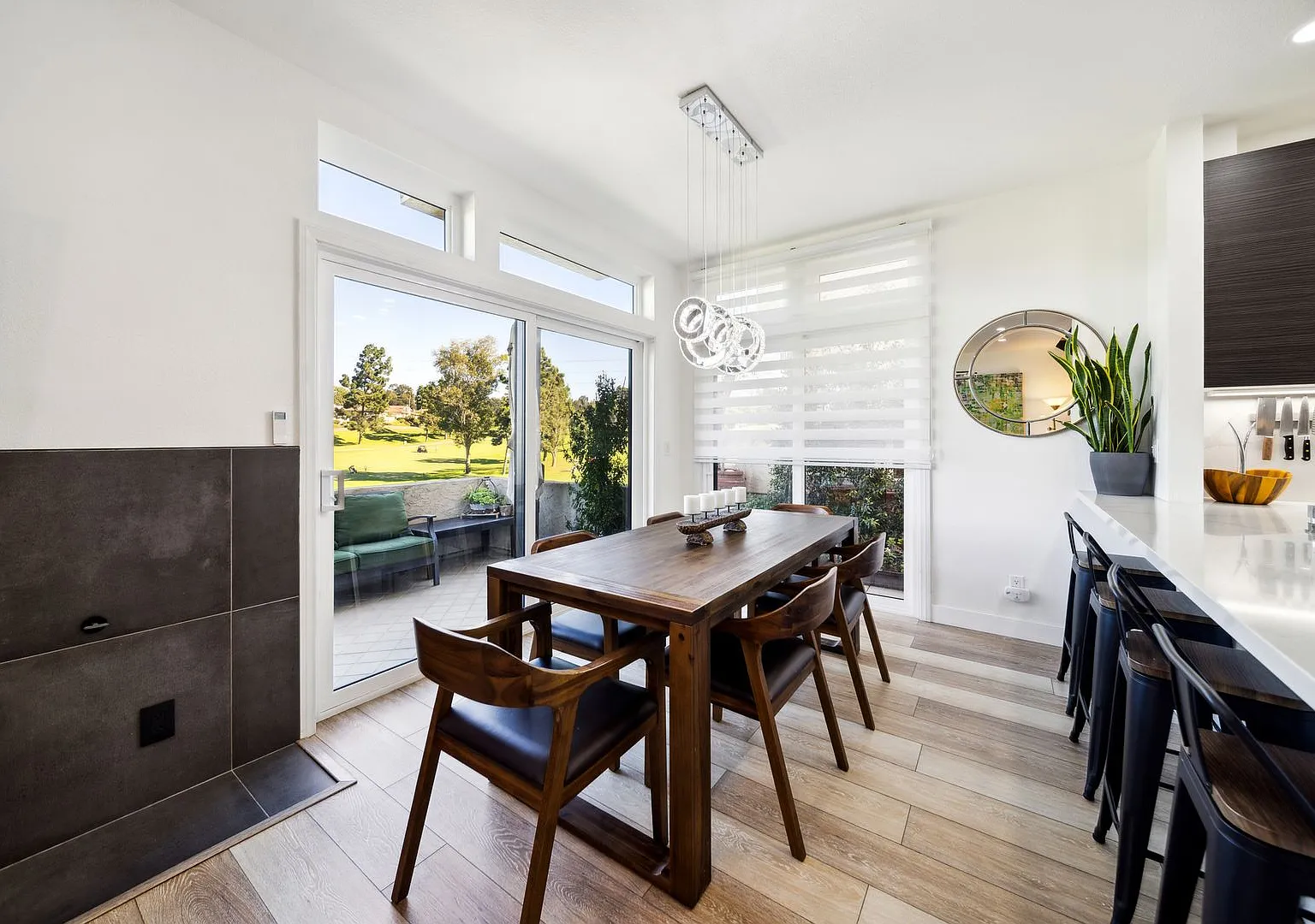 Beautifully renovated end-unit townhome — Photo 4