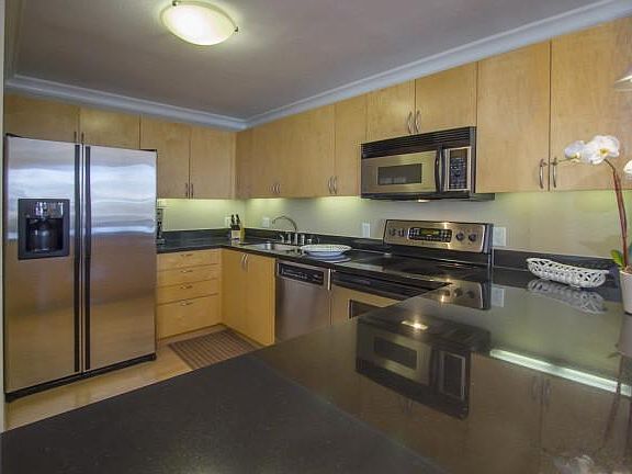 5th image of 88 King St Unit 817