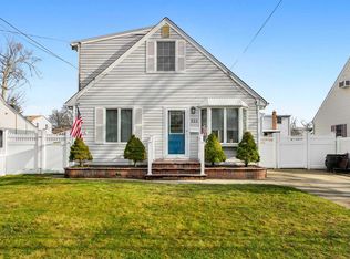 520 S 9th St, Lindenhurst, NY 11757