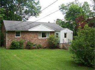 21 Pine St, Stirling, NJ 07980