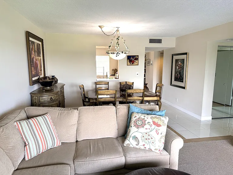 7146 Huntington Ln #403 — Photo 8