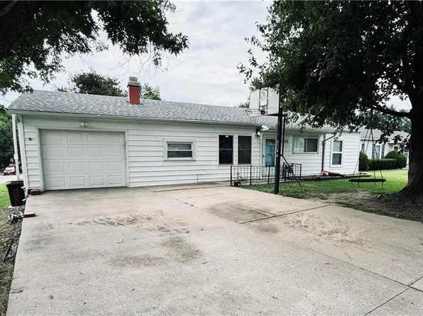 3301 Iroquois Ln, Saint Joseph, MO 64503