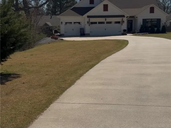 1069 W Twin Springs Ct, Siloam Springs, AR 72761