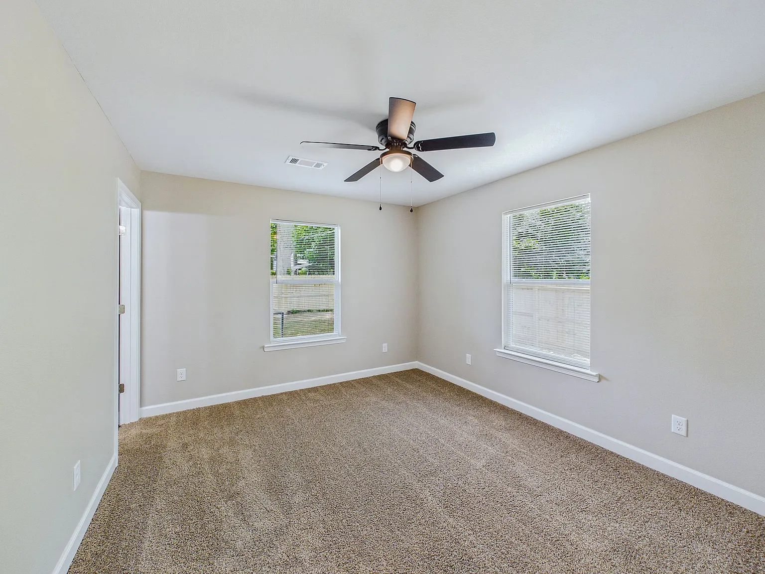 2405 S Elm St — Photo 2