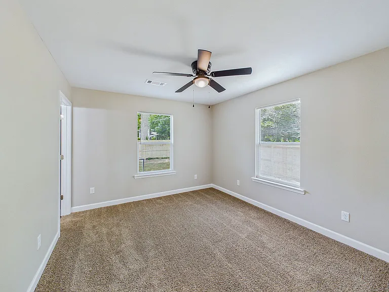 2405 S Elm St — Photo 3