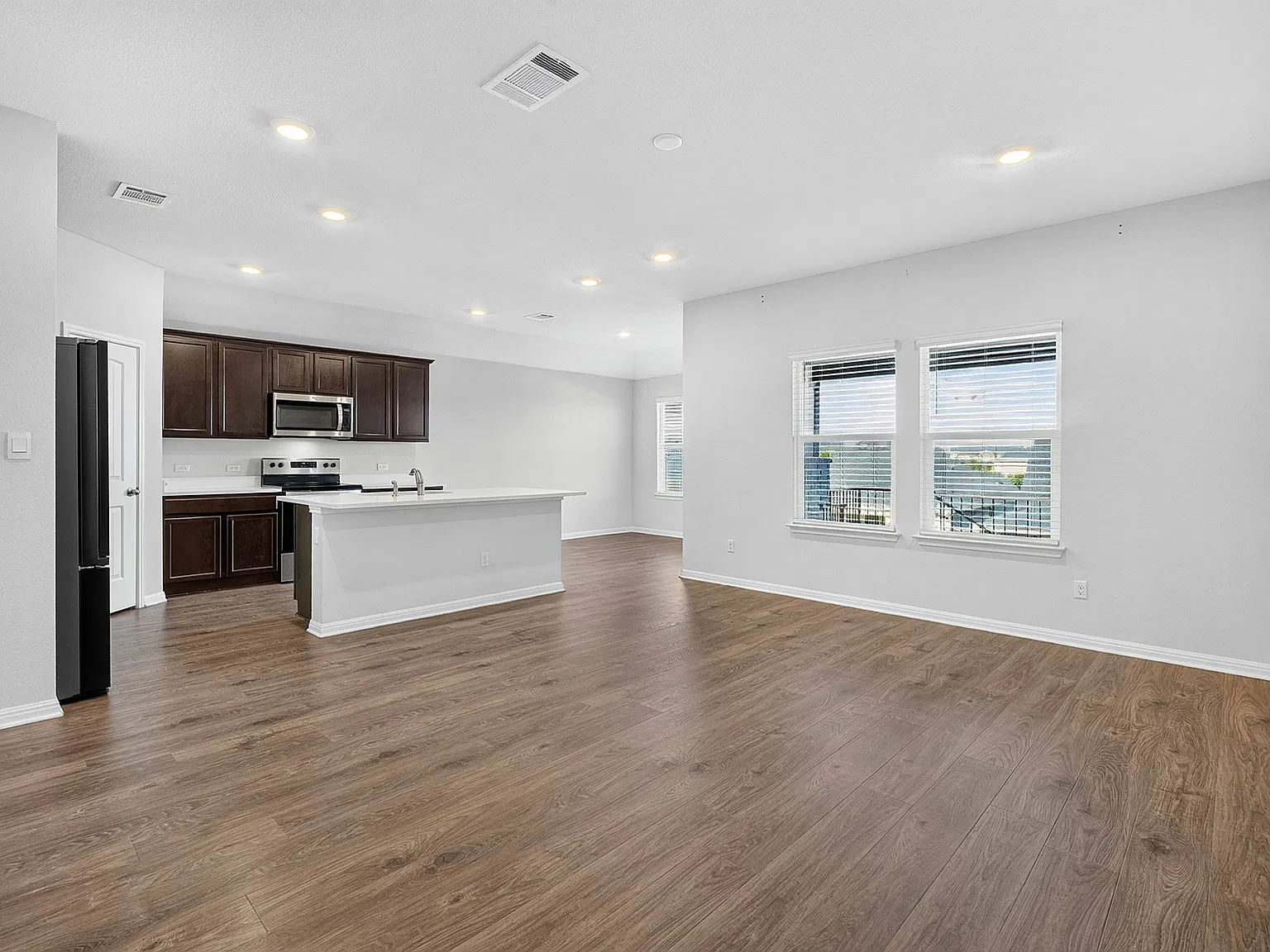 4 bed, 2.0 bath, 1824 sqft, $2,300 — Photo 4