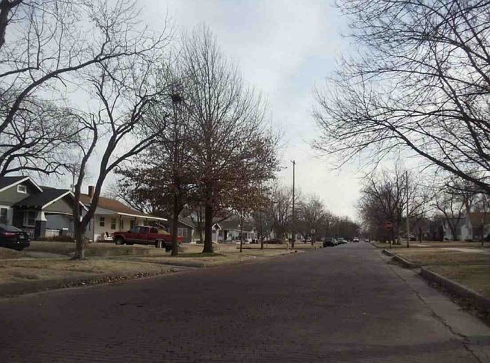 2nd image of 208 E 14th Ave