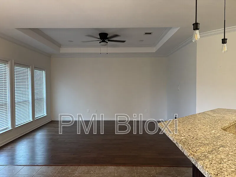 3 bed, 2.0 bath, 1710 sqft, $1,995 — Photo 4