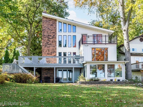 4134 Lamont Dr, Waterford, MI 48329