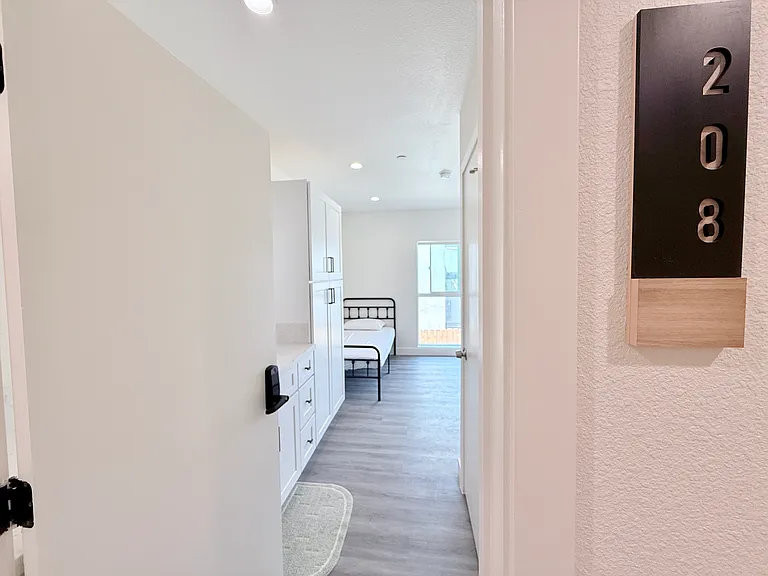 Onlivin Mariposa — Photo 19