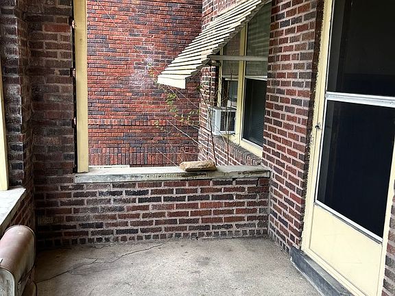 4th image of 2902-2904 N High St