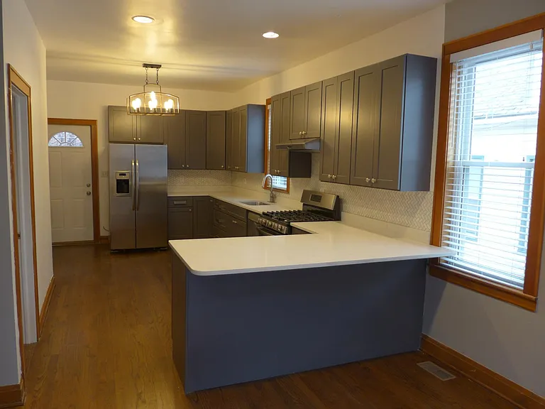 2924 N Lakewood Ave — Photo 2