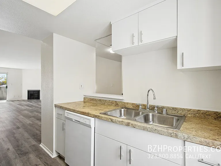 870 Crenshaw — Photo 12