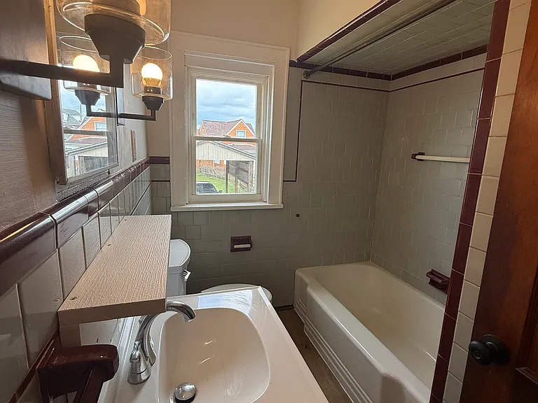 158 Frank St — Photo 10