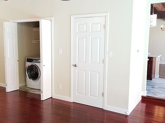 2nd image of 11 Roosevelt Cir
