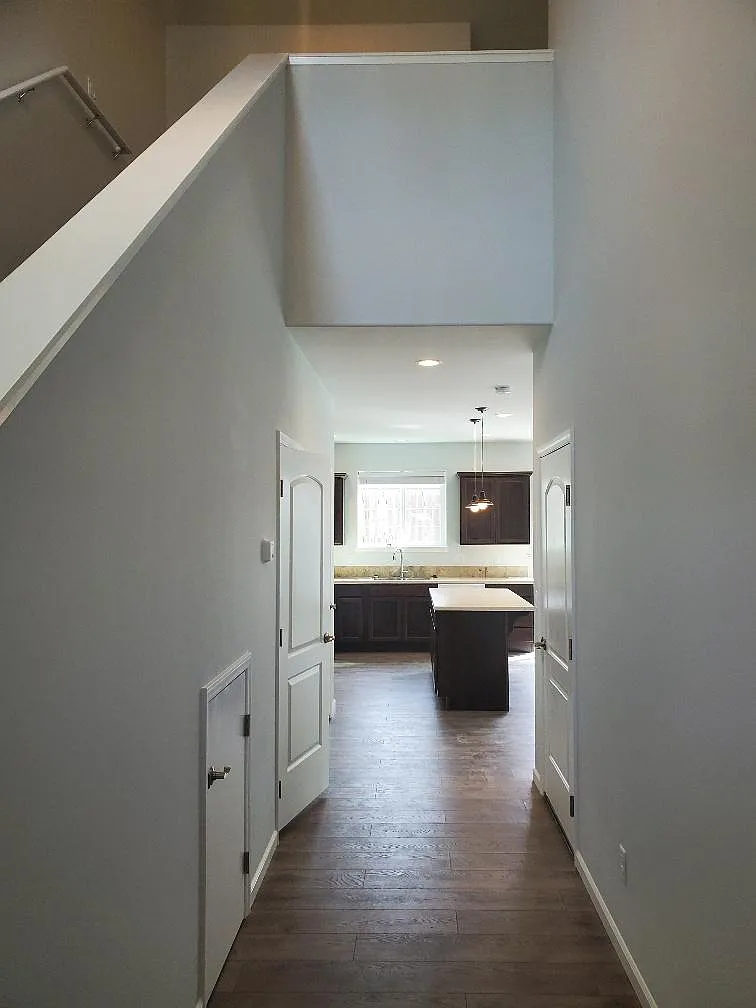 3 bed, 2.5 bath, 1975 sqft, $2,000 — Photo 2