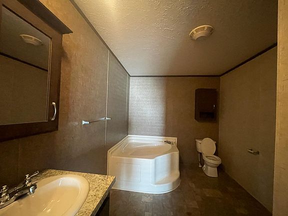 5th image of 213 Lakeshore Cir