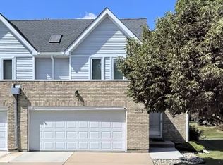 9400 Lindsay St, Orland Hills, IL 60487