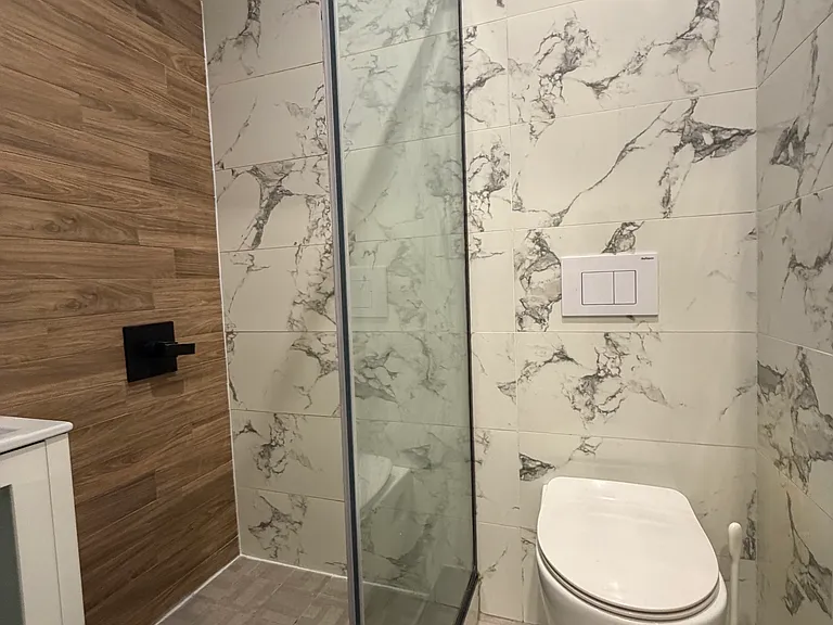 239 Scholes St #2F — Photo 7
