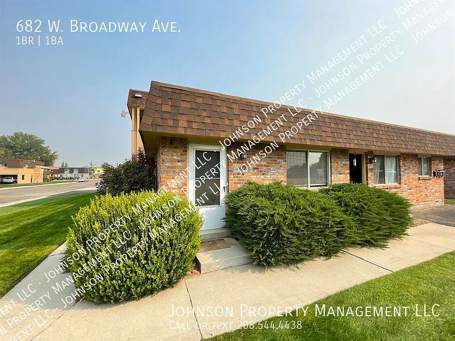 Central Meridian Affordable Ground level unit with W/D Hookups! — Photo 2