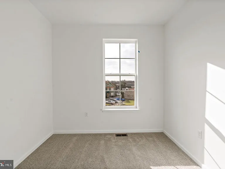 646 Hemsworth Ln — Photo 7