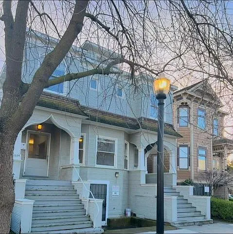 Building Photo - 1106 E St #2
