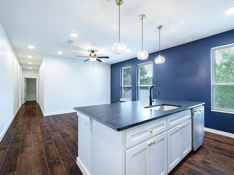 3120 Cockrell — Photo 9