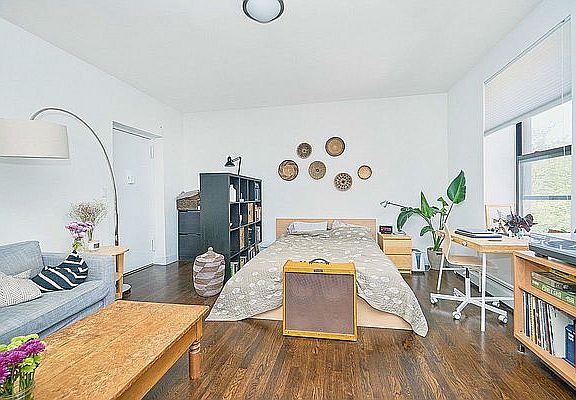 2nd image of 300 Manhattan Ave APT 4E