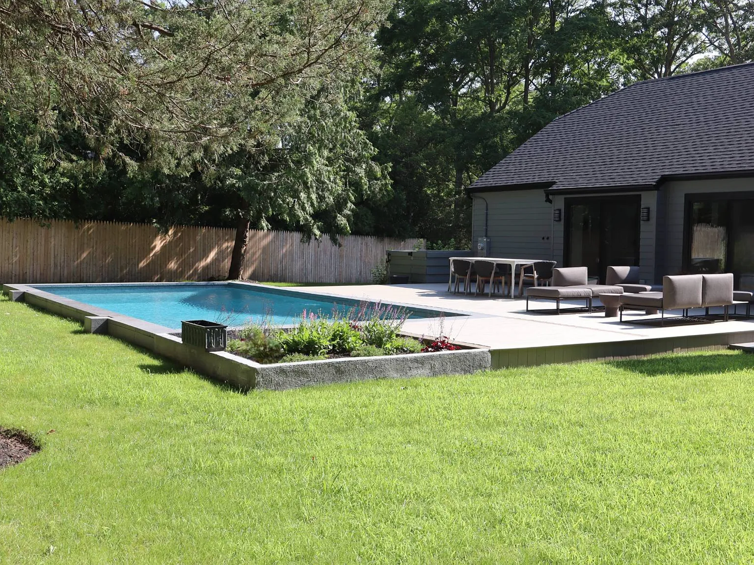 WHB 4 Bed 4 Bath Close to Village Aug -LD 35k — Photo 2