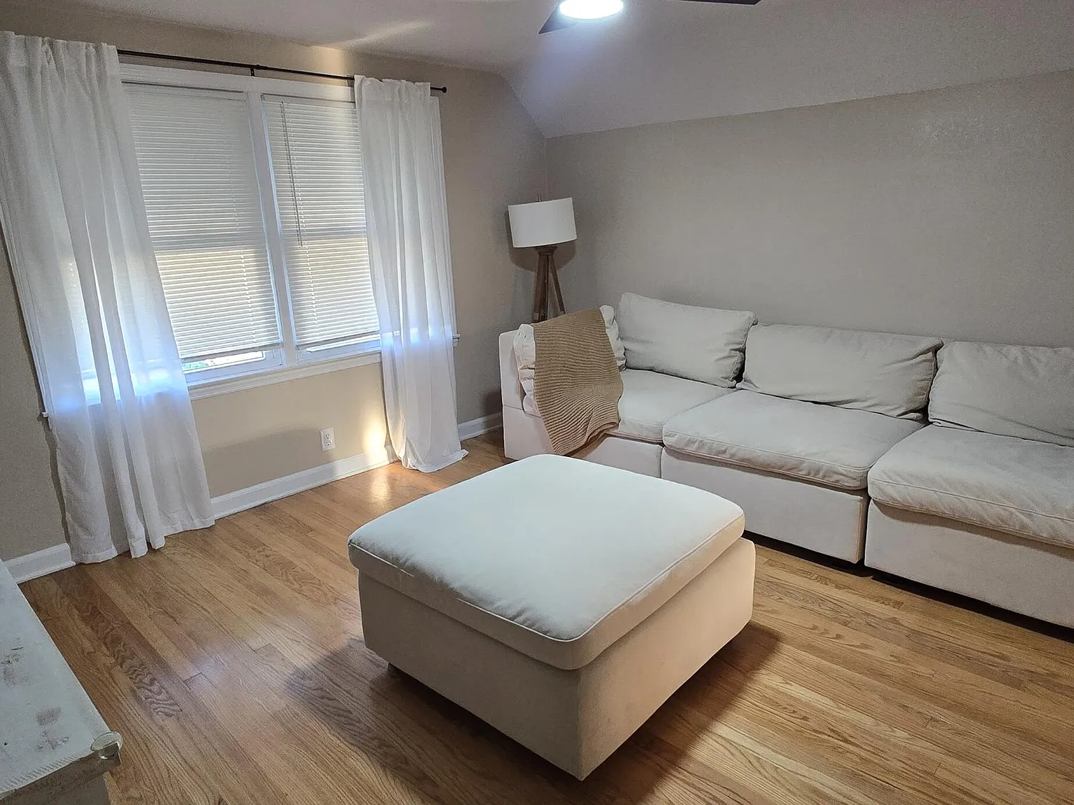 2 bed, 1.0 bath, 900 sqft, $1,900 — Photo 3