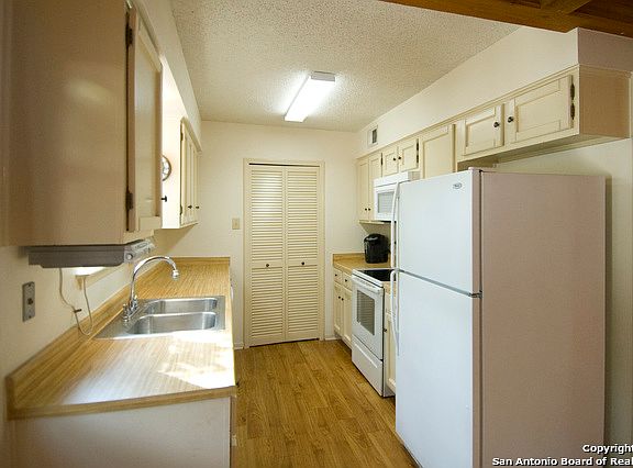 4th image of 3226 CASTLEDALE DR #105