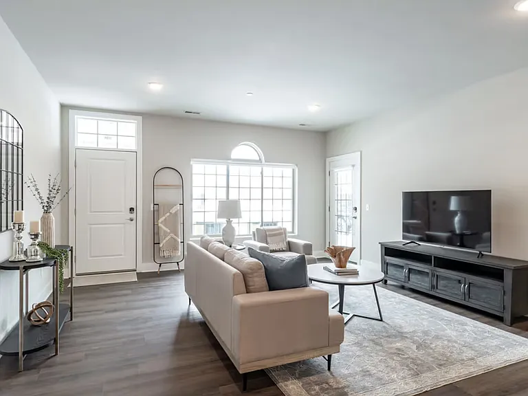 Barrington Square Luxury Apartments — Photo 22