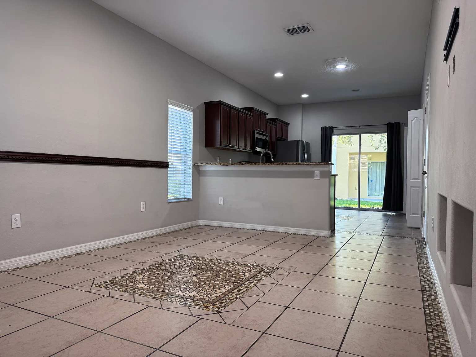 2 bed, 1192 sqft, $1,600 — Photo 4