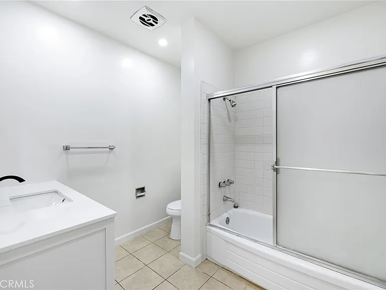 580 W Stocker St #4 — Photo 9