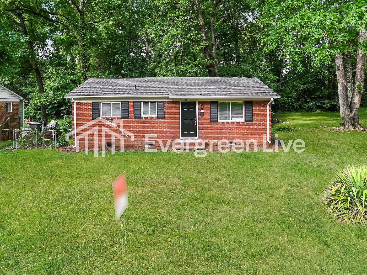 3 bed, 1.0 bath, 888 sqft, $1,245 — Photo 2