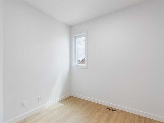 5th image of 155 E Vantage Cres SW