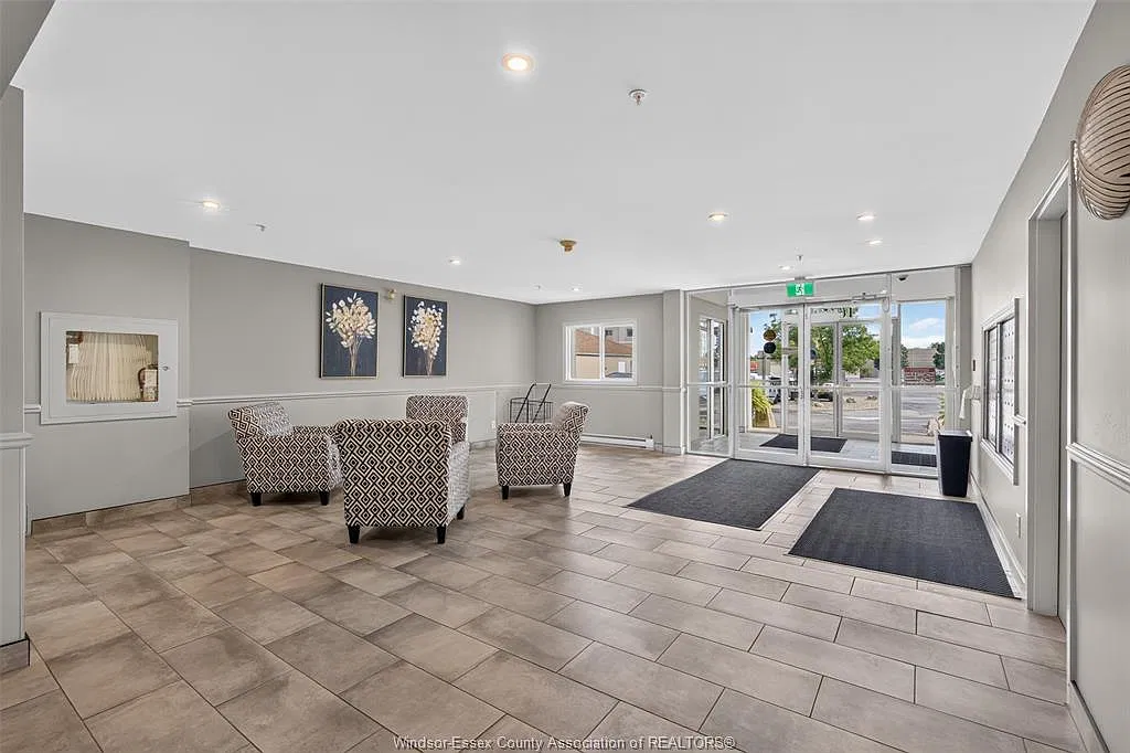 Yorktown Condominiums — Photo 4