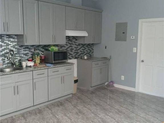 3rd image of 184 Essex St E
