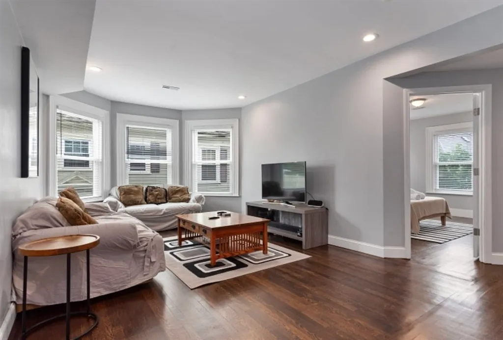 3 bed, 1.0 bath, 1394 sqft, $3,400 — Photo 3