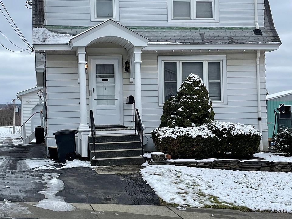 Front of 1 Highland St. Entrance and upstairs windows.