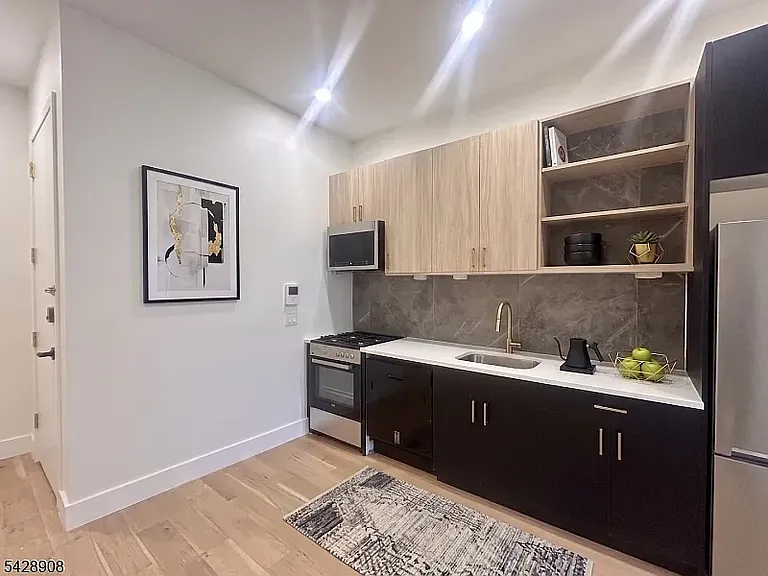 52 Grace St — Photo 17