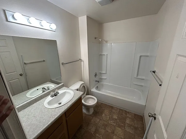 Riverton Apartments — Photo 9