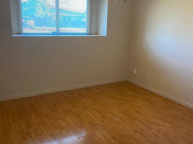 1556 E Glade Ave — Photo 8