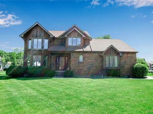 370 Glen Oak Dr, East Amherst, NY 14051