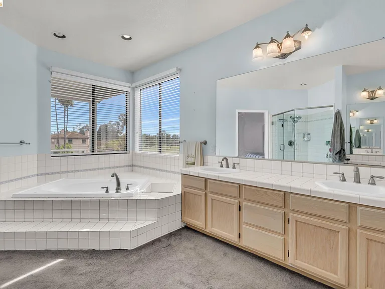 5640 Edgeview Dr — Photo 39