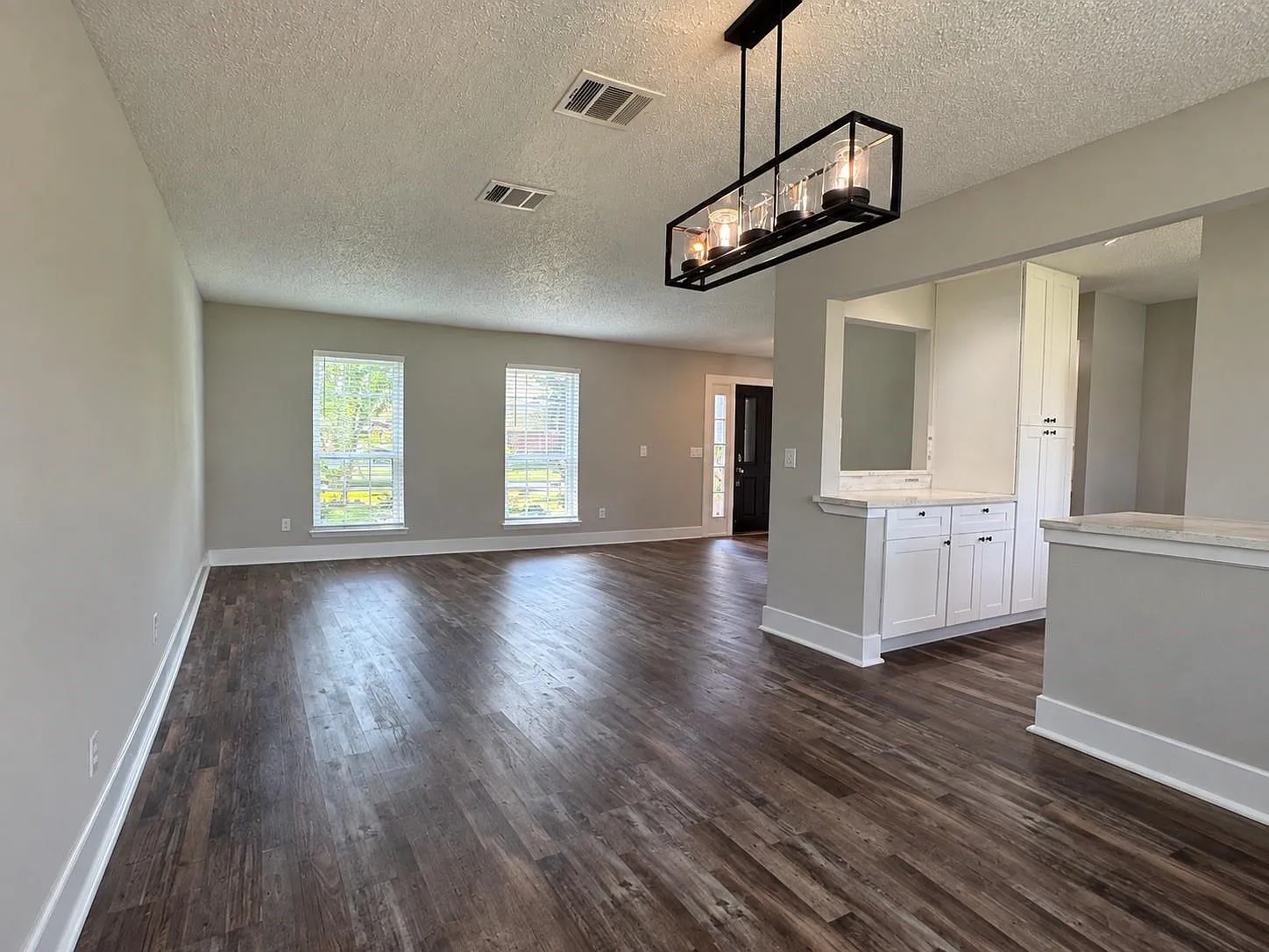 4 bed, 2.5 bath, 2396 sqft, $2,295 — Photo 4
