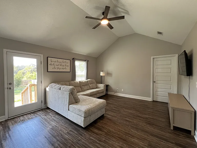 607 N Main St — Photo 12