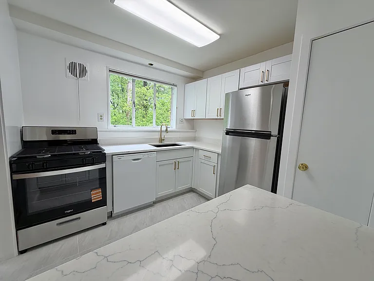 10305 Montrose Ave #101 — Photo 8