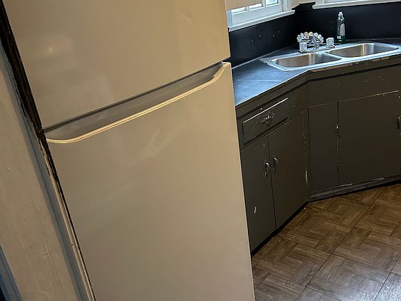 4th image of 809 E James St