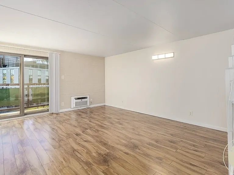 300 N 25th St #401 — Photo 10